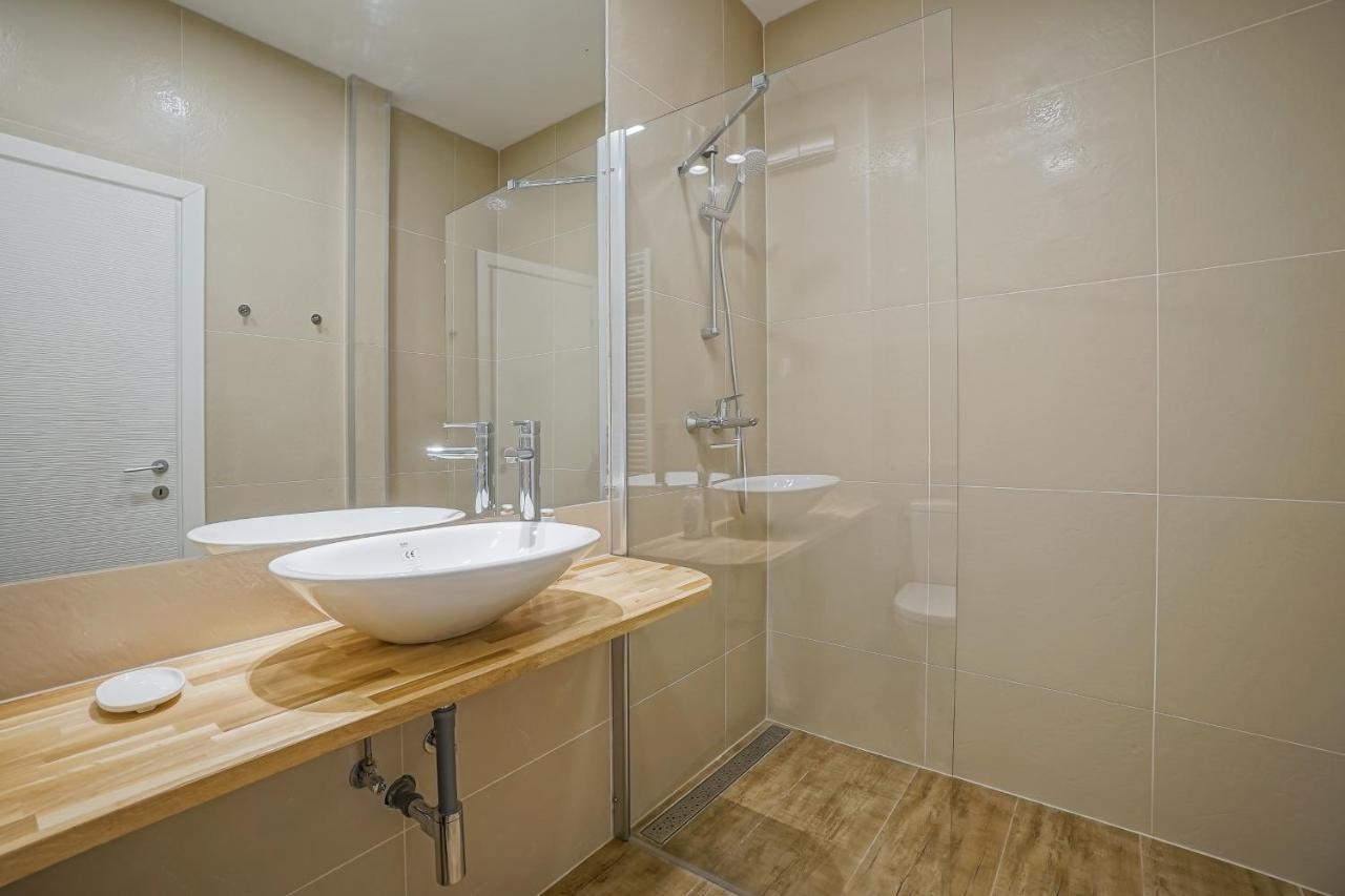 Bright Apartments Moments Away From Herastrau Park, Mall And Metro Boekarest Buitenkant foto