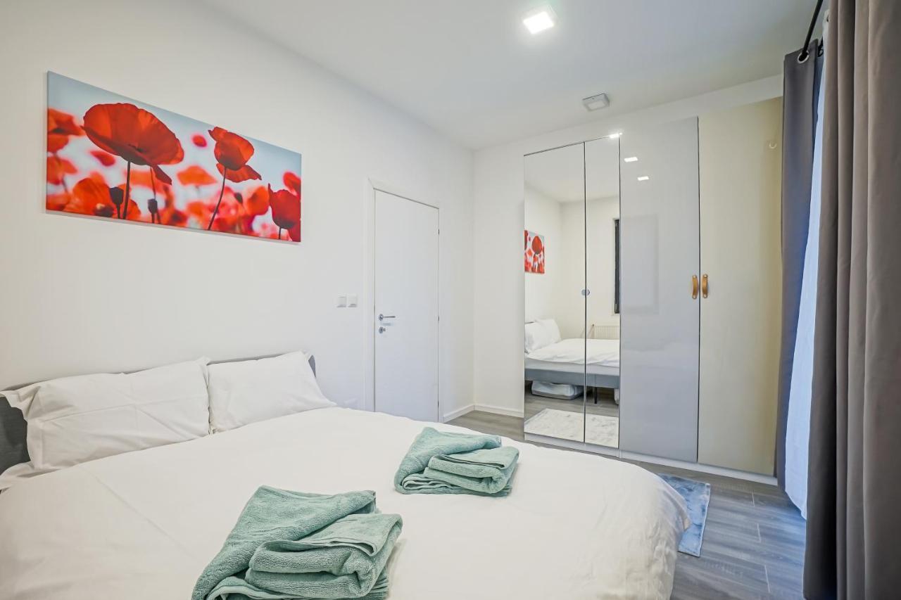 Bright Apartments Moments Away From Herastrau Park, Mall And Metro Boekarest Buitenkant foto